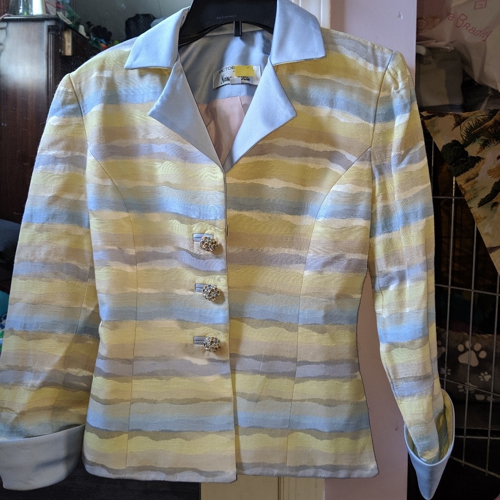 Neiman Marcus size 4 two piece suit